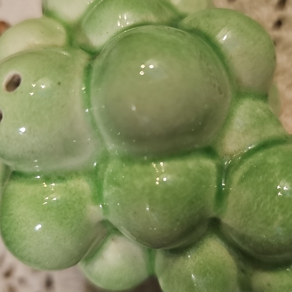 Vintage Japan Ceramic Green and Purple Grape Cluster Dainty Salt/Pepper Shakers - Picture 5 of 8
